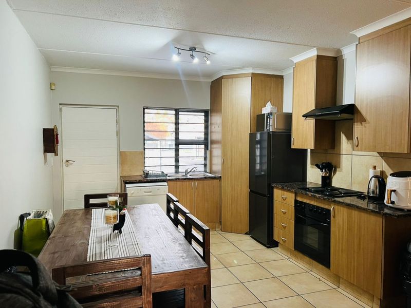2 Bed Apartment in Greenstone Hill for Sale - Photo 4