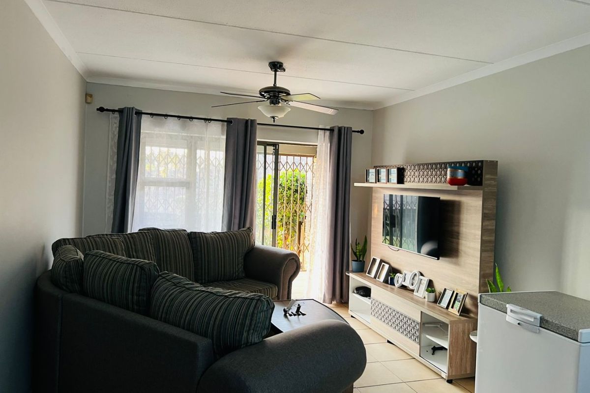 2 Bed Apartment in Greenstone Hill for Sale - Photo 2