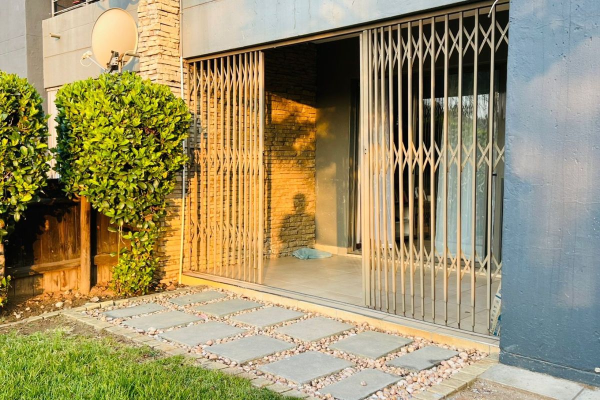 2 Bed Apartment in Greenstone Hill for Sale - Photo 2
