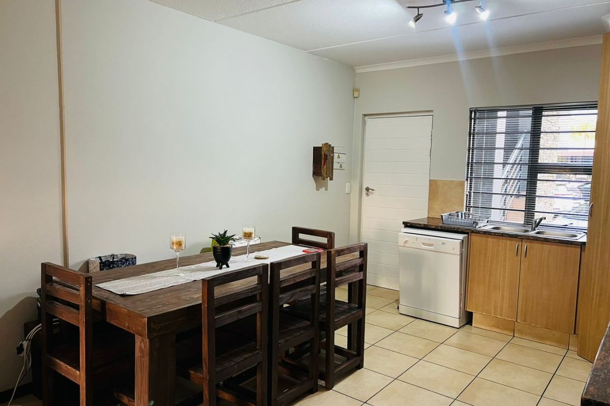 2 Bed Apartment in Greenstone Hill for Sale - Photo 3