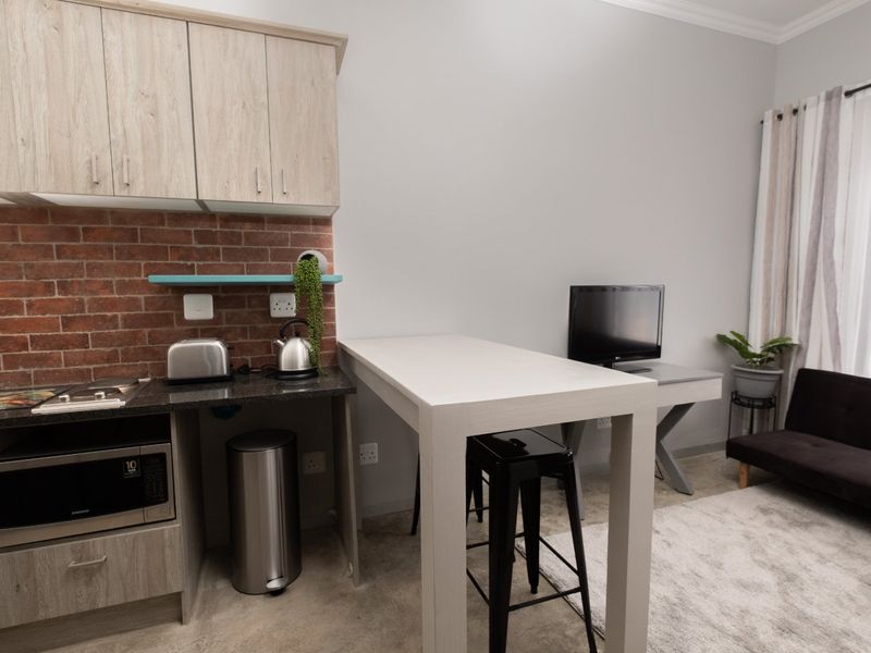 Bachelors Flat on Golf course - Photo 2