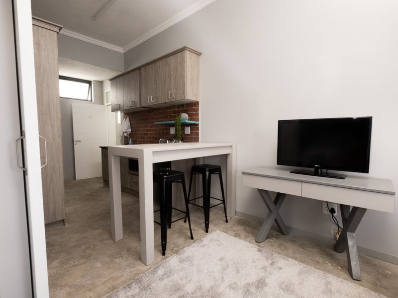 Bachelors Flat on Golf course - Photo 3