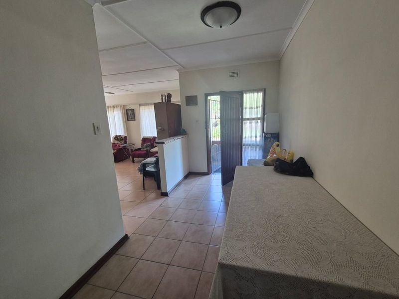 4 Bedroom house for sale in Amanzimtoti R1,495,000 - Photo 5