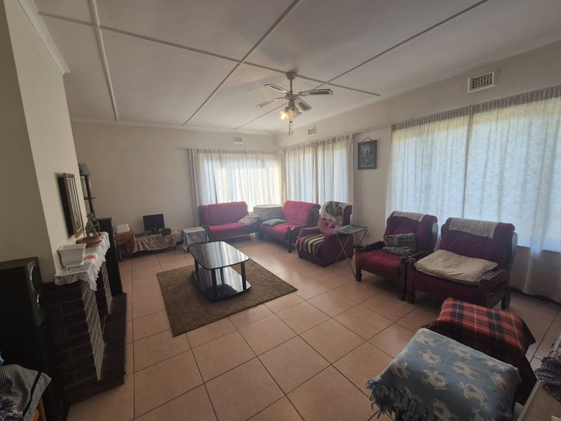 4 Bedroom house for sale in Amanzimtoti R1,495,000 - Photo 3