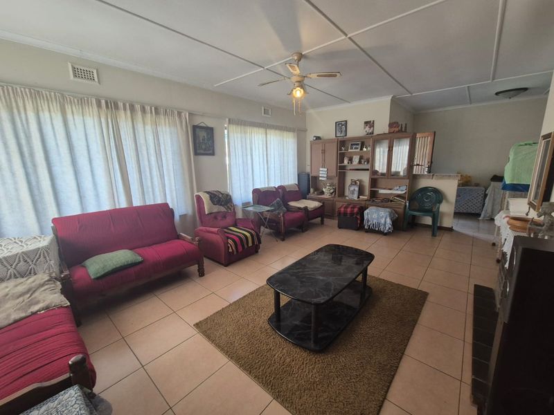 4 Bedroom house for sale in Amanzimtoti R1,495,000 - Photo 4