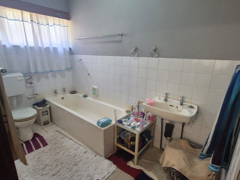 4 Bedroom house for sale in Amanzimtoti R1,495,000 - Photo 10