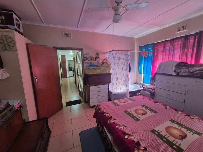 4 Bedroom house for sale in Amanzimtoti R1,495,000 - Photo 6