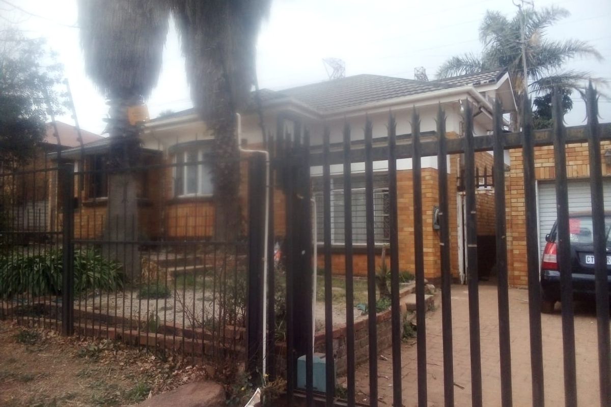 Five bedroom Multi tenanted house in a good suburb, perfect for investors, and in need of TLC.  - Photo 3