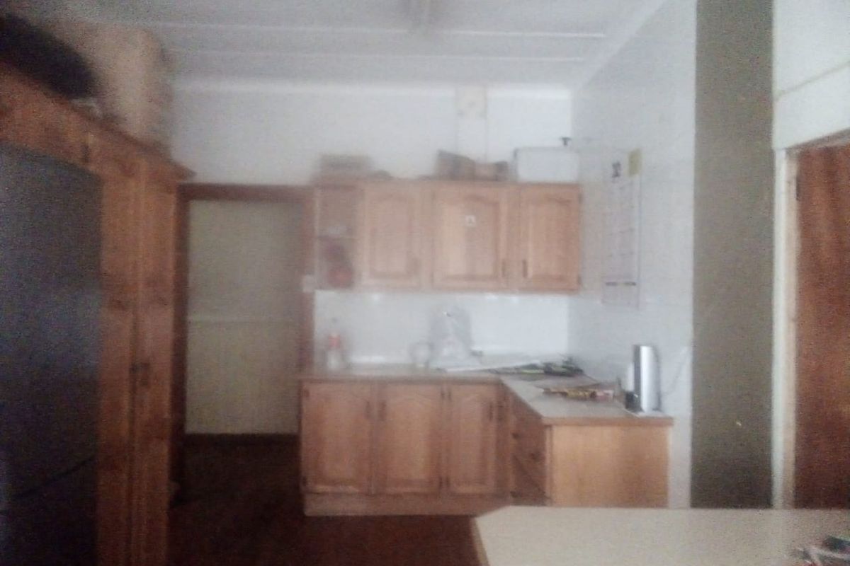 Five bedroom Multi tenanted house in a good suburb, perfect for investors, and in need of TLC.  - Photo 4