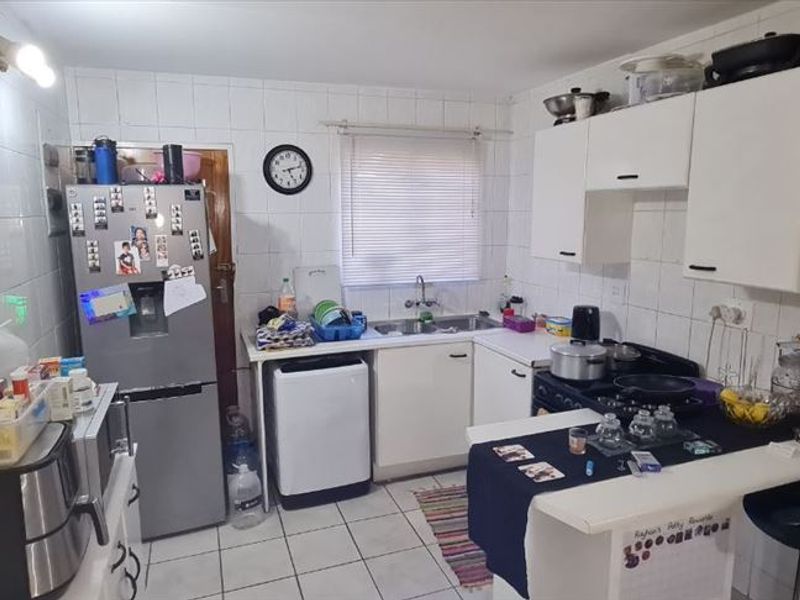 Cozy Starter Home with Pool - Photo 3