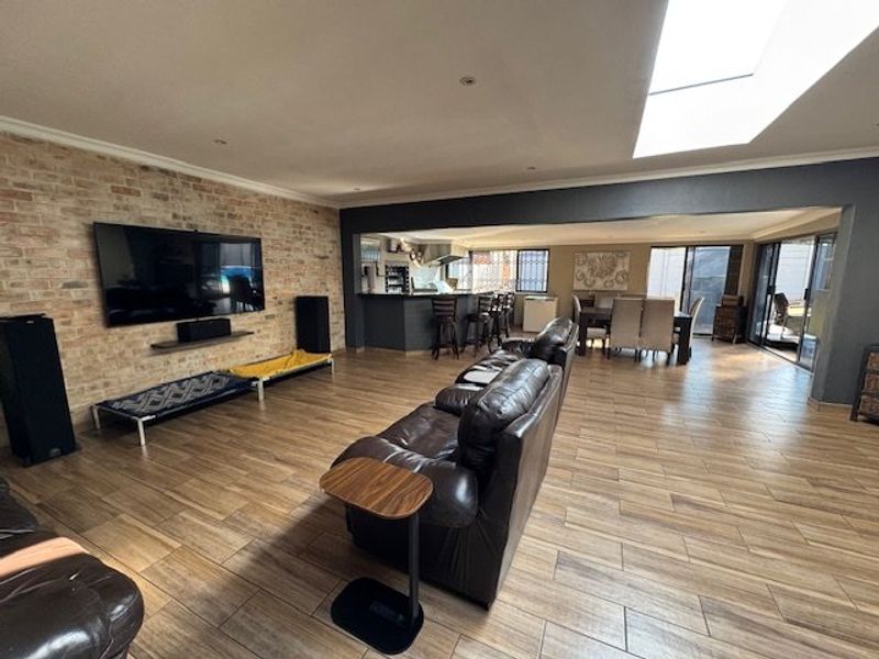 Spacious Family Home with Pool and Study - Photo 3