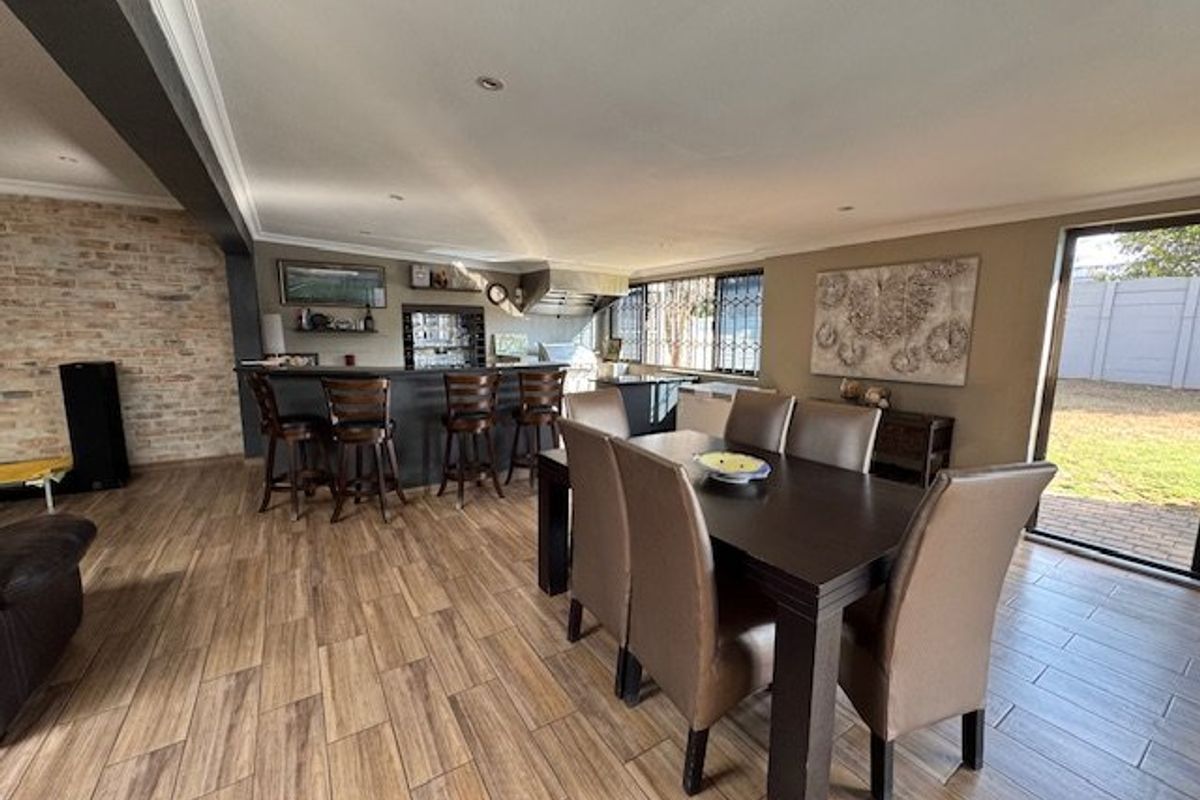 Spacious Family Home with Pool and Study - Photo 4