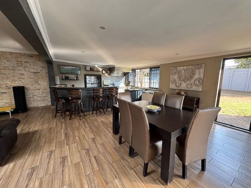 Spacious Family Home with Pool and Study - Photo 4