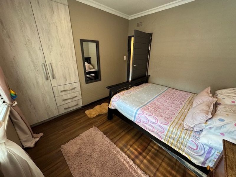 Spacious Family Home with Pool and Study - Photo 9