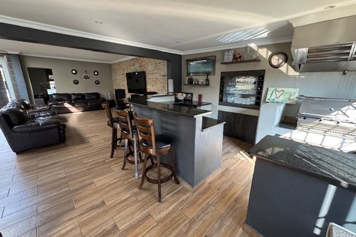 Spacious Family Home with Pool and Study - Photo 5