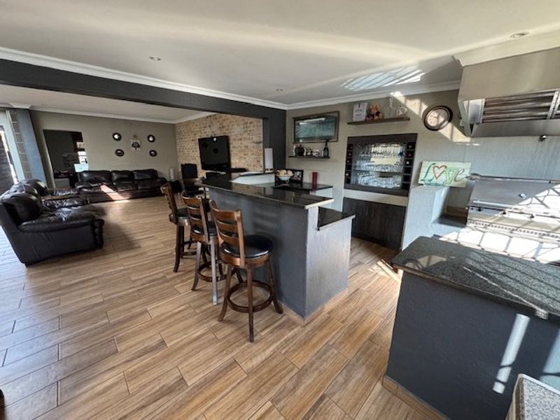 Spacious Family Home with Pool and Study - Photo 5