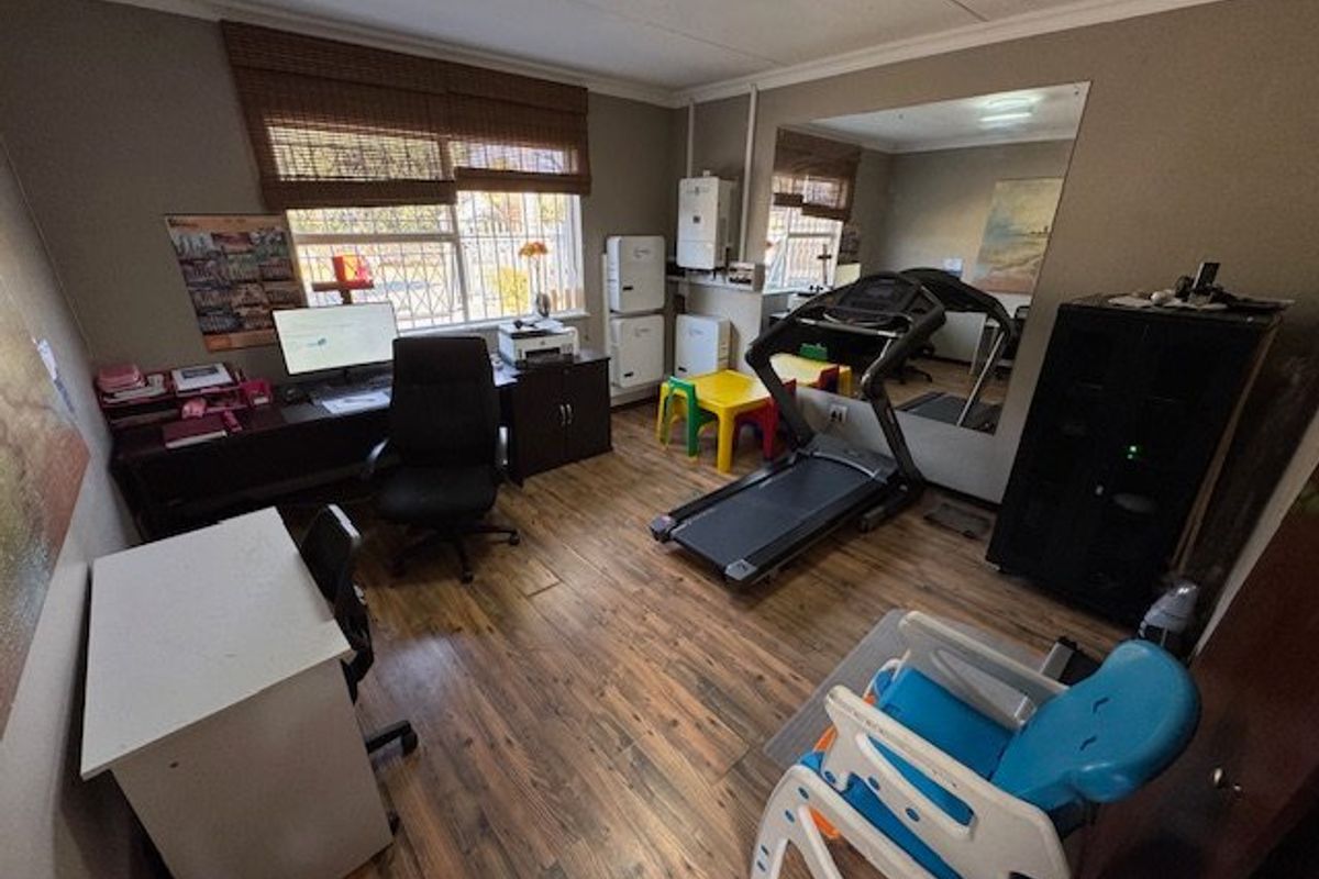 Spacious Family Home with Pool and Study - Photo 2