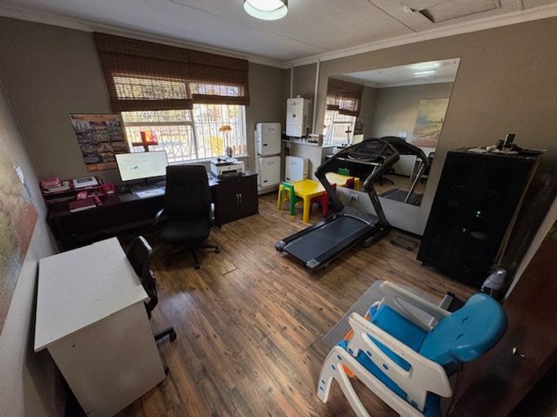 Spacious Family Home with Pool and Study - Photo 2