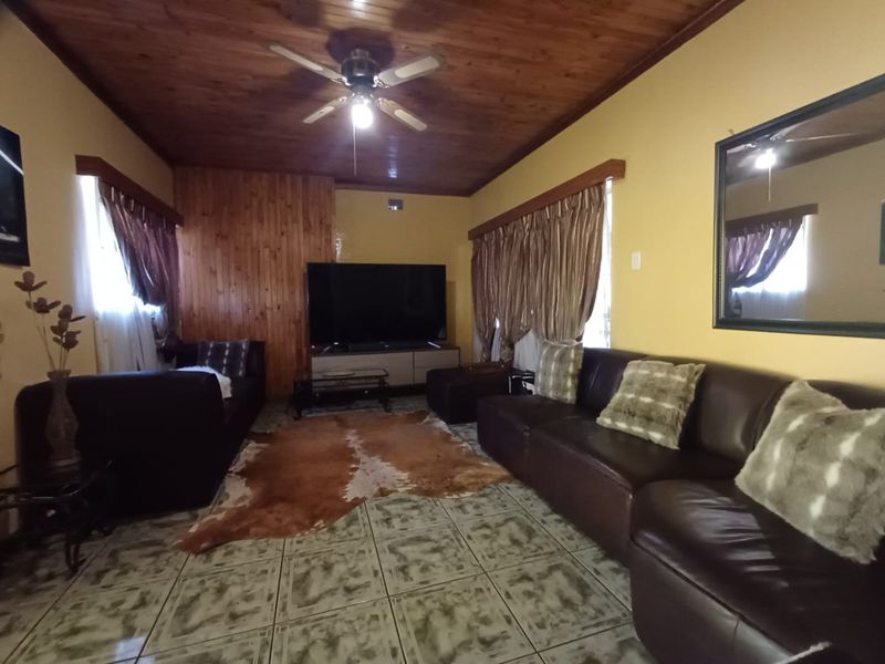 Spacious Family Home with Income Potential in Dawkinsville, Klerksdorp - Photo 9