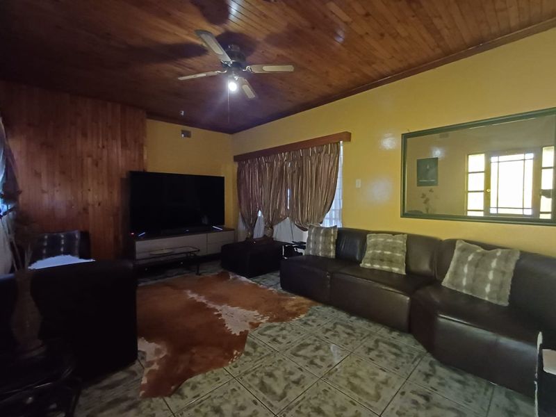 Spacious Family Home with Income Potential in Dawkinsville, Klerksdorp - Photo 8