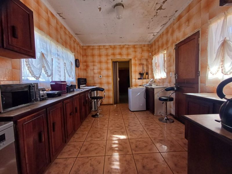 Spacious Family Home with Income Potential in Dawkinsville, Klerksdorp - Photo 7