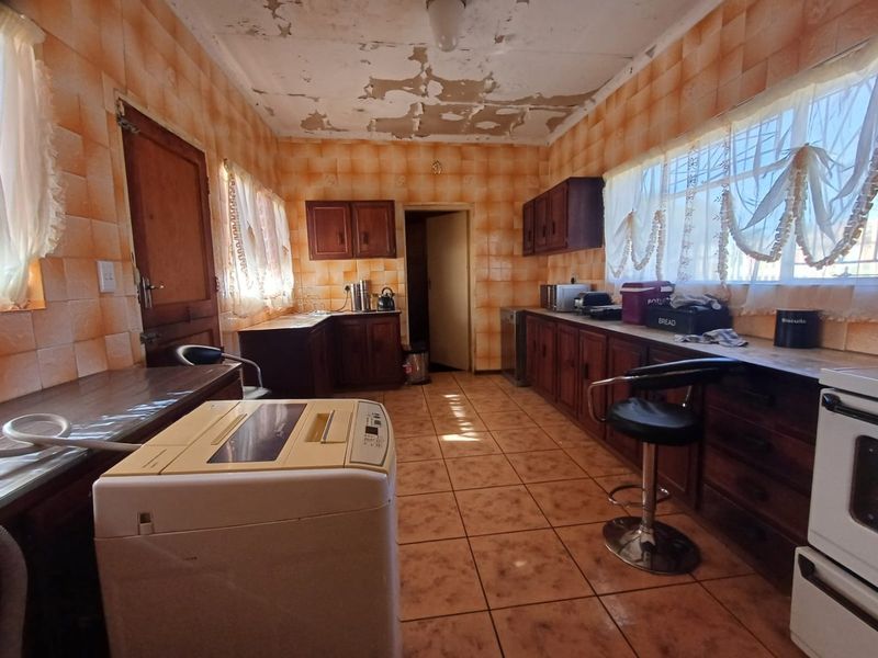 Spacious Family Home with Income Potential in Dawkinsville, Klerksdorp - Photo 6