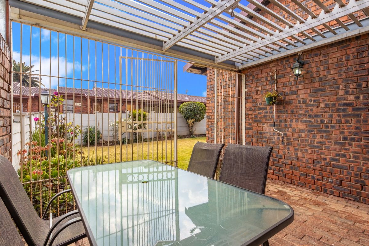 Rare Find!! Pet-Friendly Simplex in Eden Glen - Photo 4