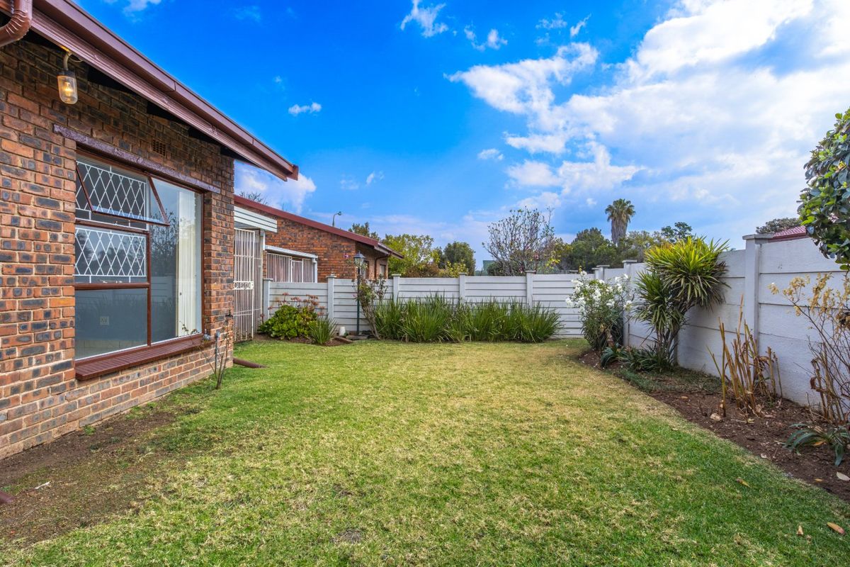 Rare Find!! Pet-Friendly Simplex in Eden Glen - Photo 2