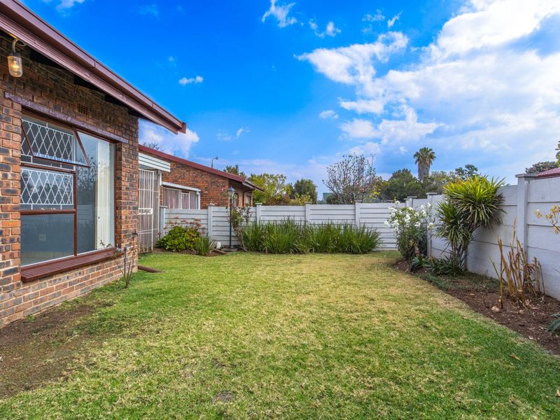 Rare Find!! Pet-Friendly Simplex in Eden Glen - Photo 2