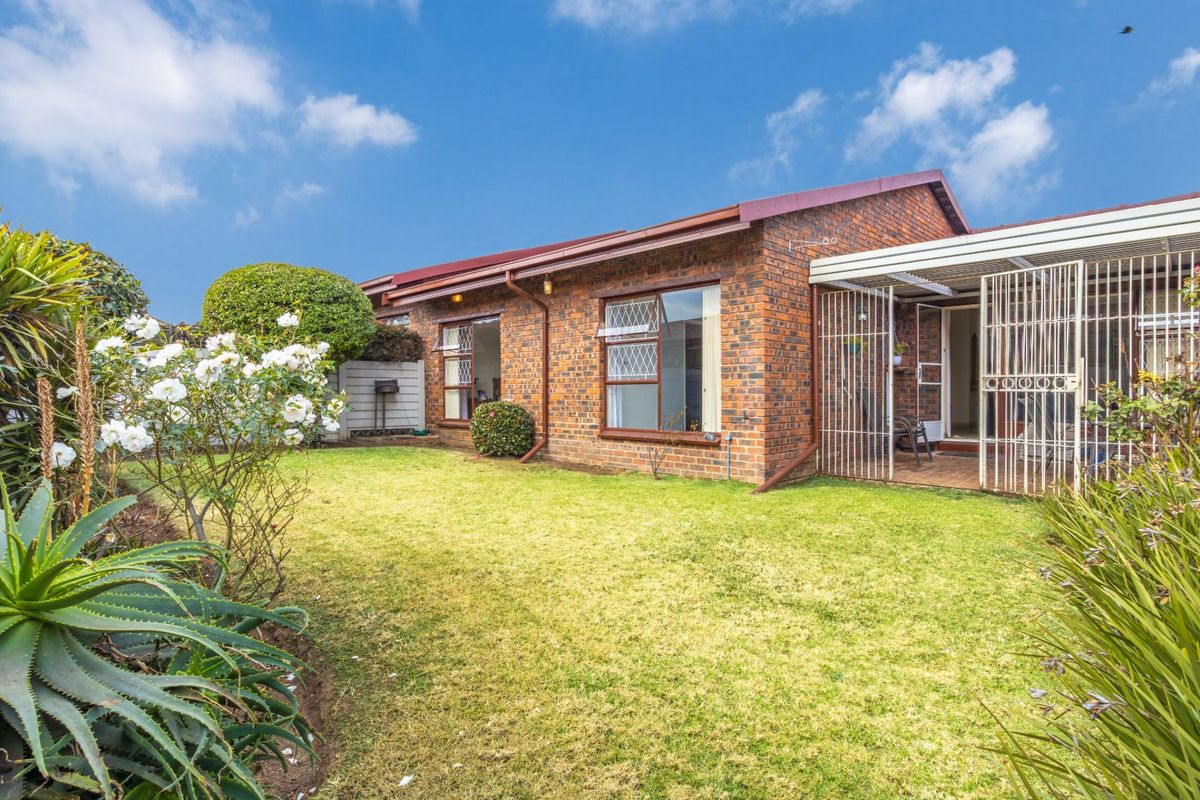 Rare Find!! Pet-Friendly Simplex in Eden Glen - Photo 3