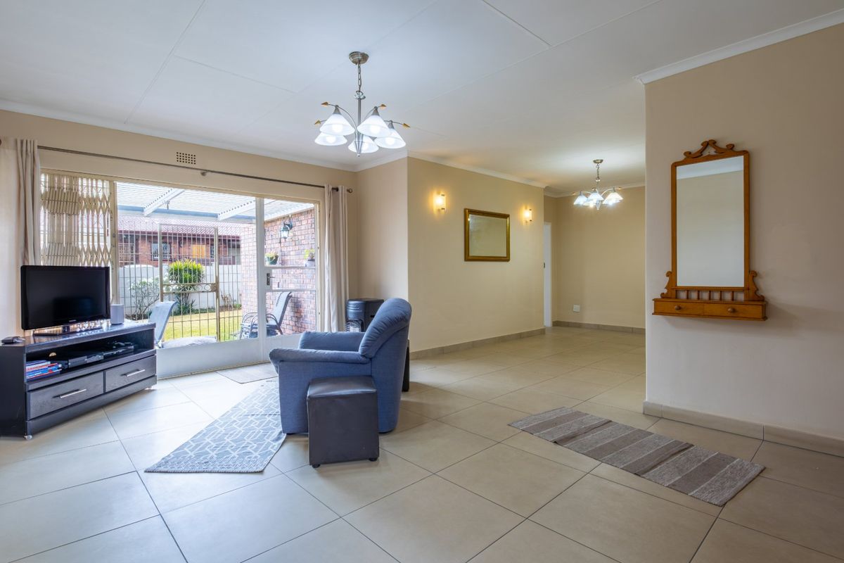 Rare Find!! Pet-Friendly Simplex in Eden Glen - Photo 5