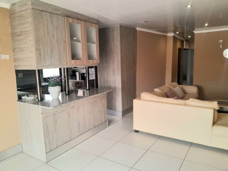 4 Bed 2 bath full title property for sale in Klipfontein View,Midrand - Photo 2
