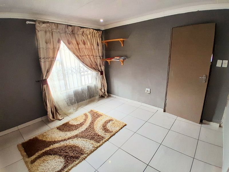4 Bed 2 bath full title property for sale in Klipfontein View,Midrand - Photo 10