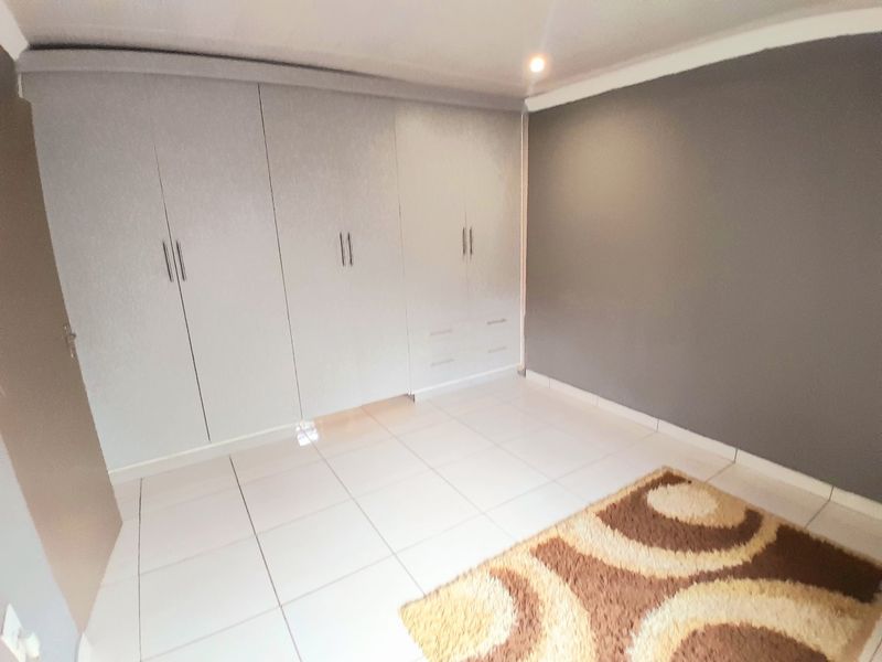 4 Bed 2 bath full title property for sale in Klipfontein View,Midrand - Photo 9