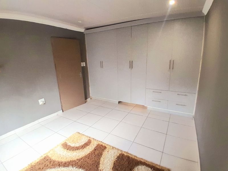 4 Bed 2 bath full title property for sale in Klipfontein View,Midrand - Photo 8