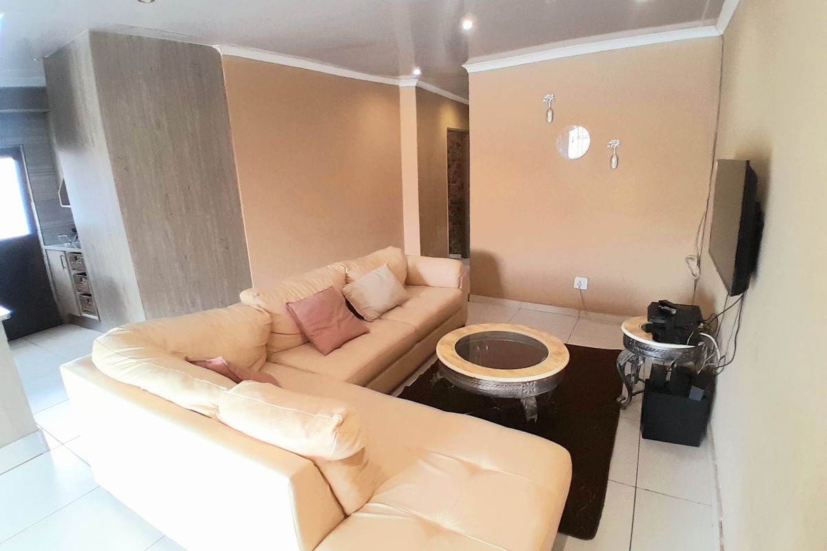 4 Bed 2 bath full title property for sale in Klipfontein View,Midrand - Photo 5
