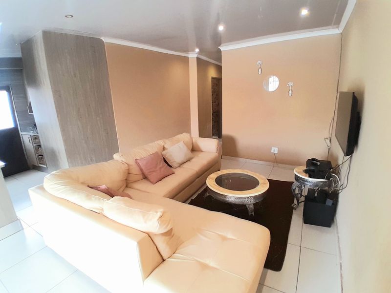 4 Bed 2 bath full title property for sale in Klipfontein View,Midrand - Photo 5