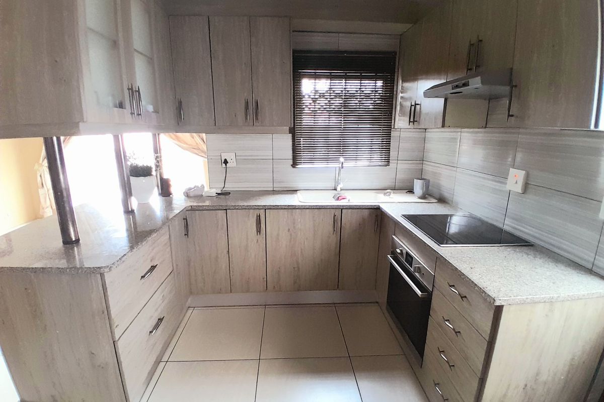 4 Bed 2 bath full title property for sale in Klipfontein View,Midrand - Photo 3