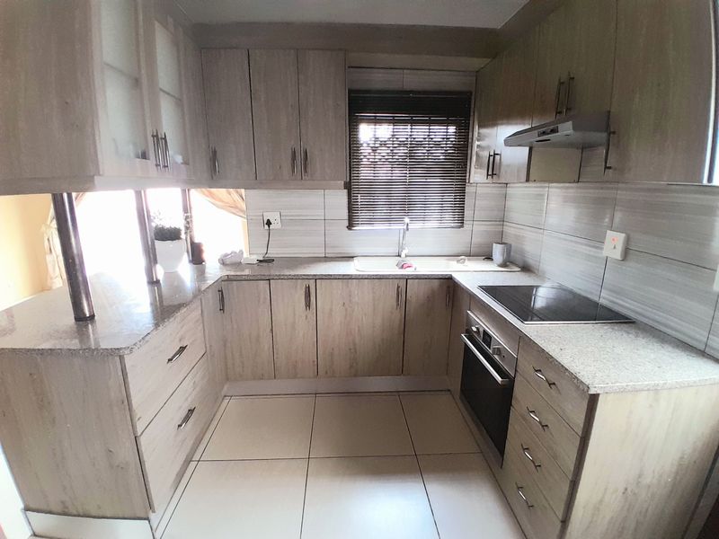 4 Bed 2 bath full title property for sale in Klipfontein View,Midrand - Photo 3