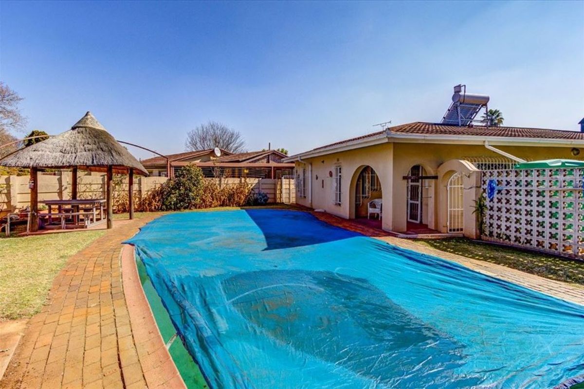 Charming Family Home with Ample Living Space and Comfort - Photo 3