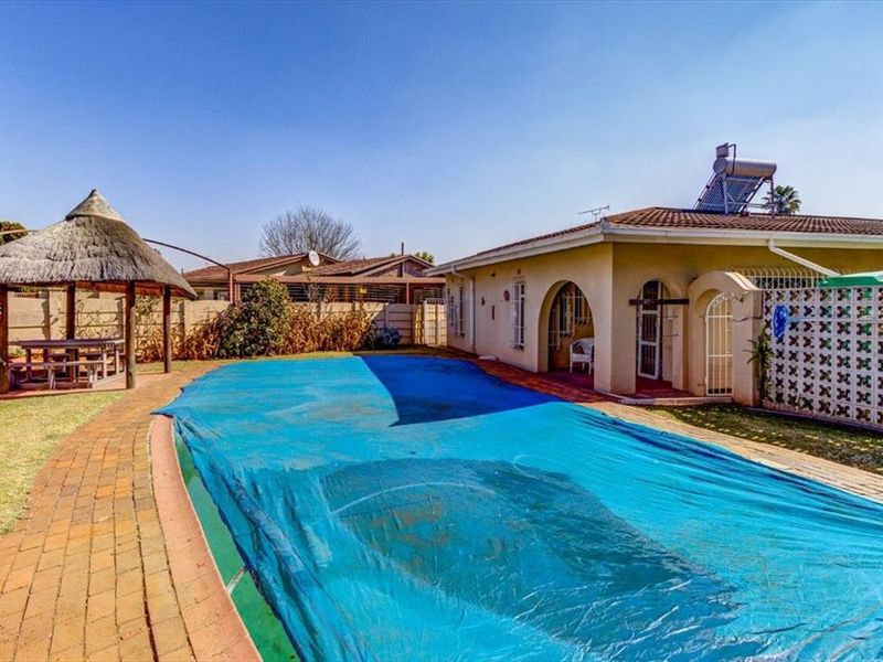 Charming Family Home with Ample Living Space and Comfort - Photo 3