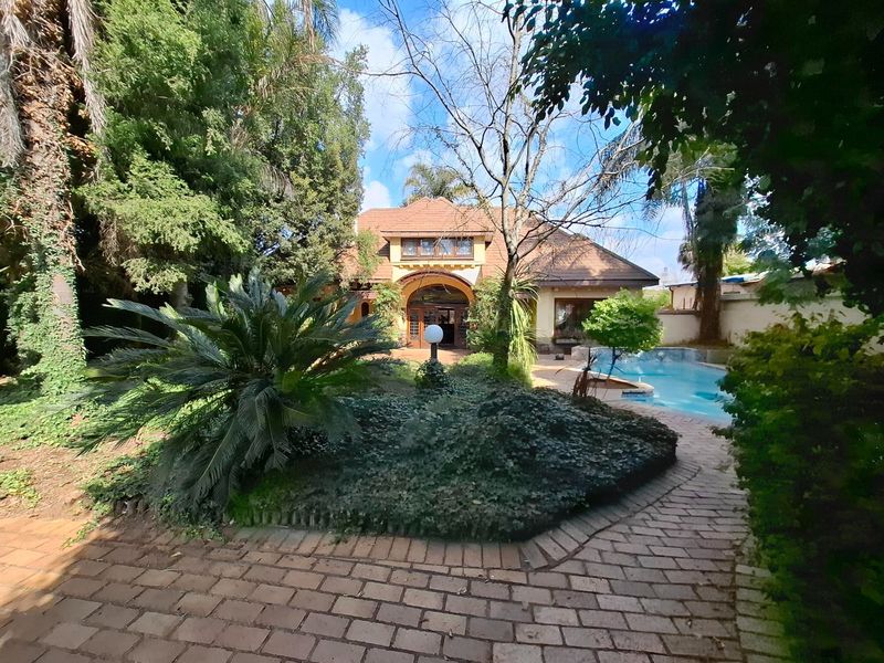 Investor’s Dream in Prime Arcadia — 12- Double Bedrooms Urban Estate with High Income Potential - Photo 5