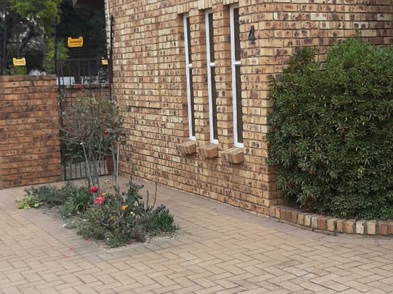 Neat and Functional Home with Double Garage and Pool - Photo 4