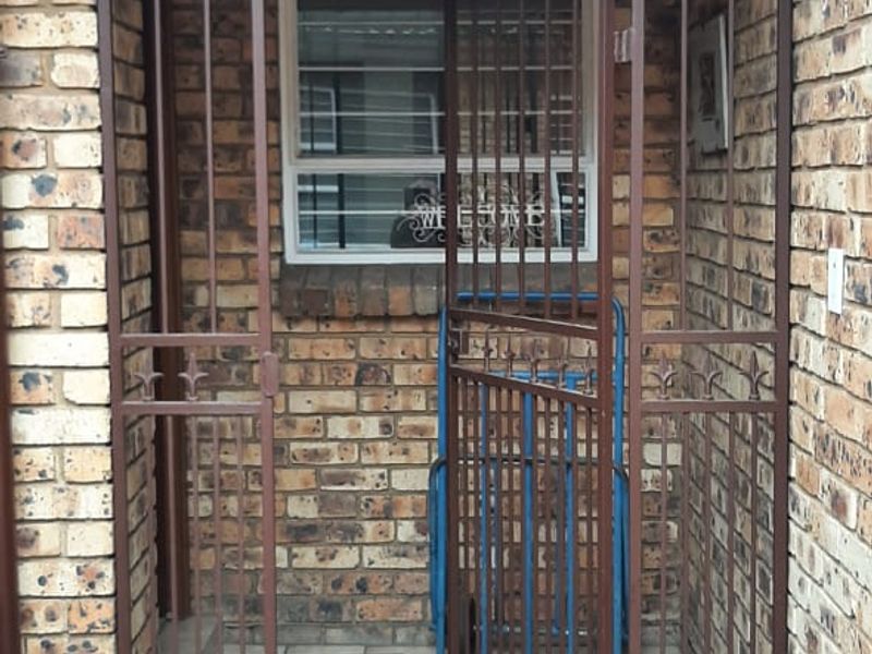 Neat and Functional Home with Double Garage and Pool - Photo 5