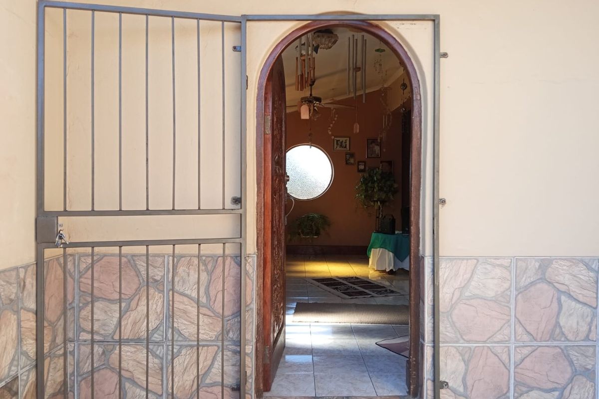 Charming Golden Oldie in Prime Location – A Rare Opportunity! - Photo 3