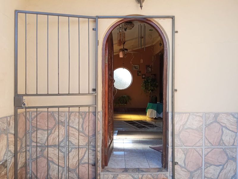 Charming Golden Oldie in Prime Location – A Rare Opportunity! - Photo 3