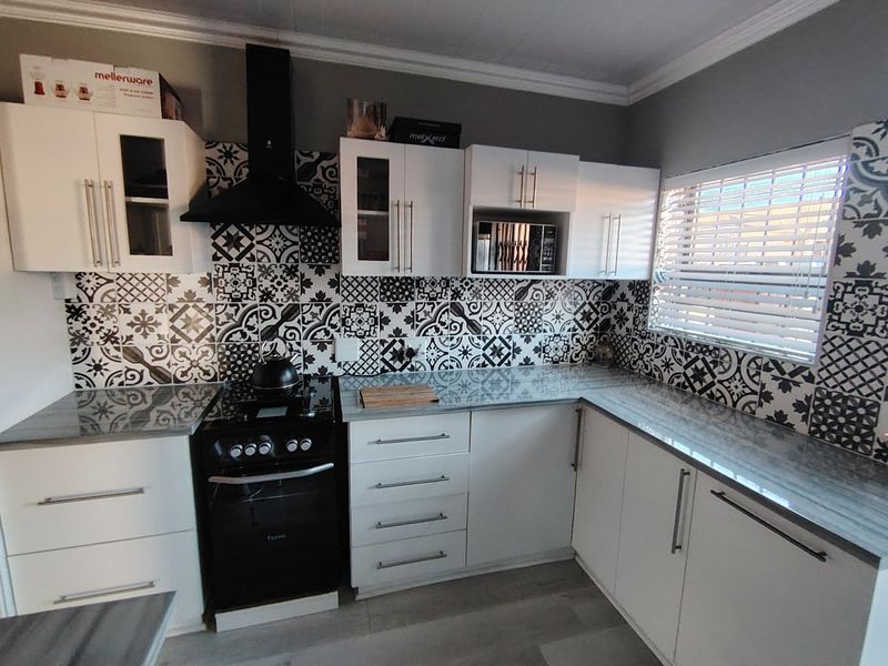 EXQUISITE TOWNHOUSE  - Photo 9