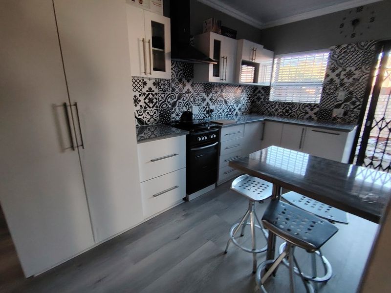 EXQUISITE TOWNHOUSE  - Photo 10