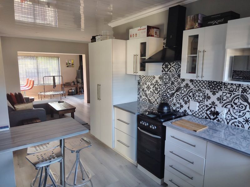 EXQUISITE TOWNHOUSE  - Photo 8