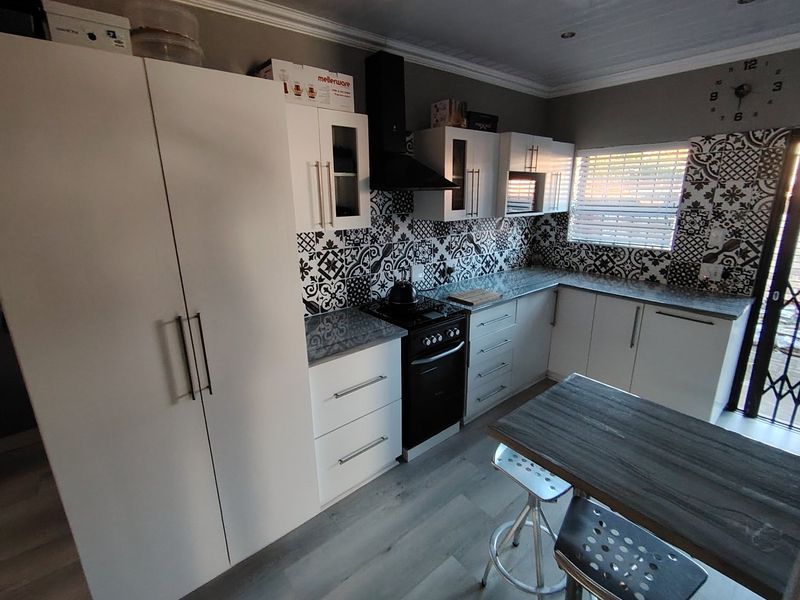 EXQUISITE TOWNHOUSE  - Photo 6